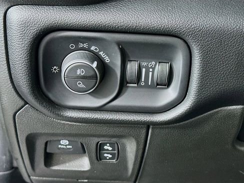 Used 2019 RAM 1500 Laramie AWD/4WD image 10