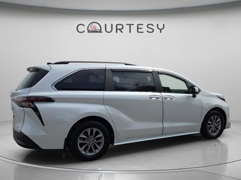 Used 2025 Toyota Sienna XLE FWD image 5