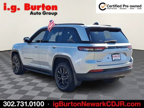 Used 2025 Jeep Grand Cherokee Altitude AWD/4WD image 4