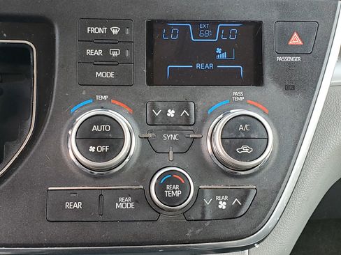 Used 2018 Toyota Sienna LE image 14