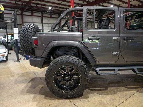 Used 2019 Jeep Wrangler Unlimited Sahara w/ Uconnect 4C Nav & Sound Group AWD/4WD image 9