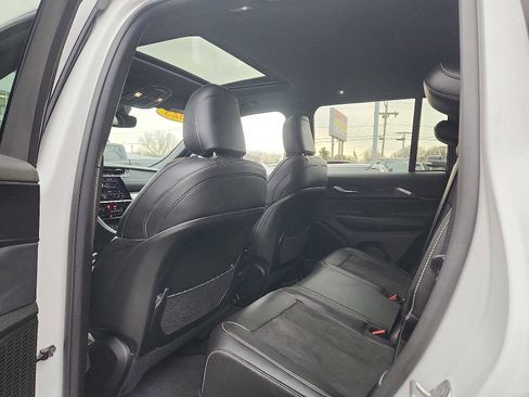 Used 2023 Jeep Grand Cherokee Altitude image 10