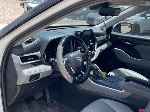 Used 2021 Toyota Highlander XLE AWD/4WD image 4