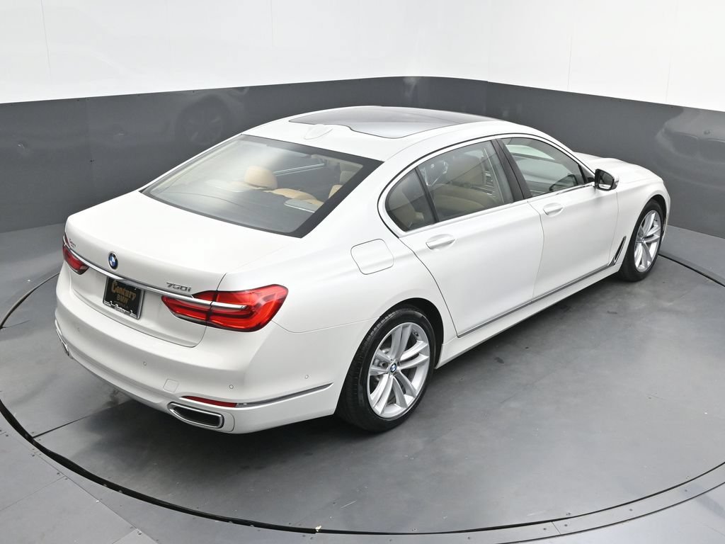 Used 2019 BMW 750i w/ Executive Package RWD image 38