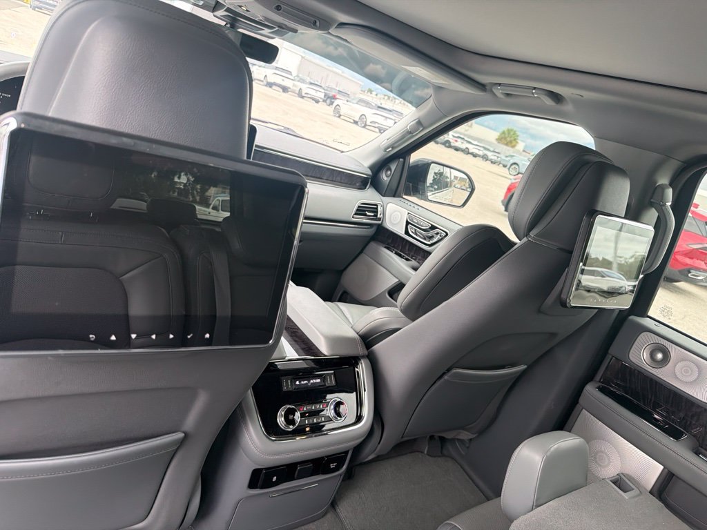 Used 2020 Lincoln Navigator L Reserve w/ Luxury Package AWD/4WD image 11