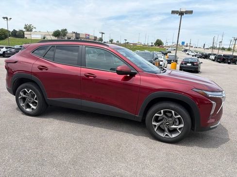 Used 2025 Chevrolet Trax LT FWD image 10