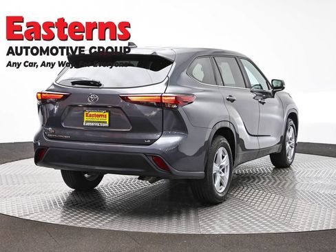 Used 2024 Toyota Highlander LE FWD image 5