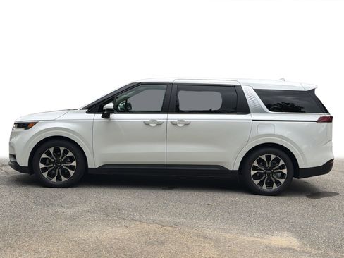 Used 2024 Kia Carnival EX FWD image 22