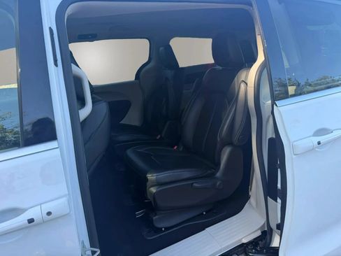Used 2024 Chrysler Pacifica Limited FWD image 31