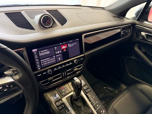 Certified 2021 Porsche Macan AWD/4WD image 18