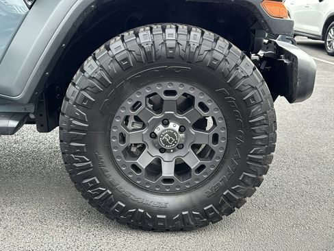 Used 2025 Jeep Gladiator Sport image 10