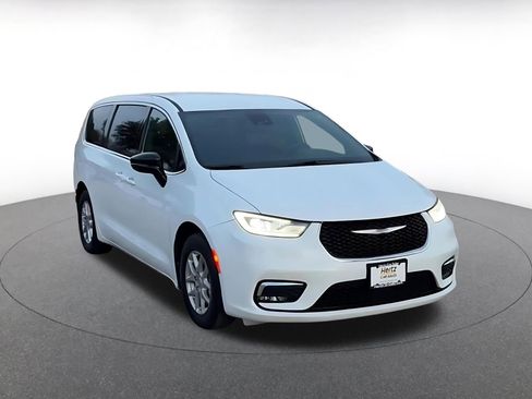 Used 2025 Chrysler Pacifica Select image 3