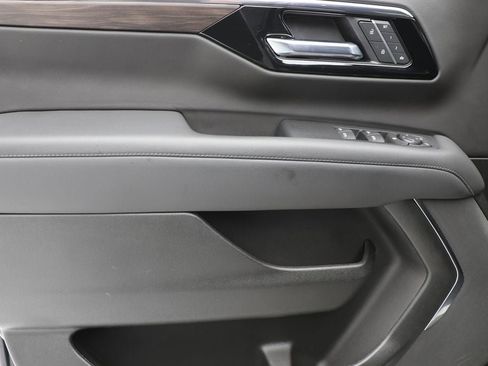 Used 2025 Chevrolet Suburban Z71 image 16