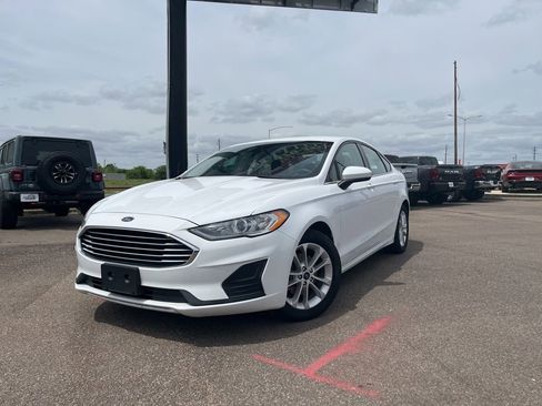 Used 2020 Ford Fusion SE FWD image 2