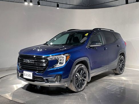 Used 2023 GMC Terrain SLE w/ Driver Convenience Package image 8