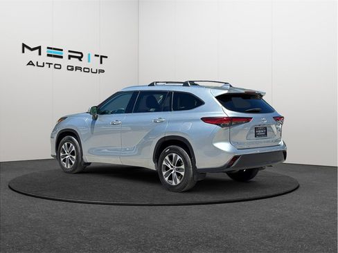 Used 2021 Toyota Highlander XLE AWD/4WD image 7