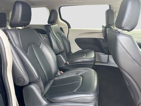 Used 2024 Chrysler Pacifica Select image 29