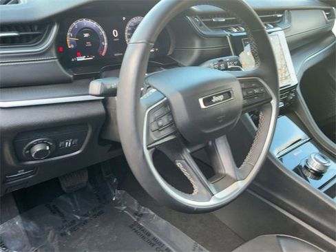 Used 2024 Jeep Grand Cherokee L Laredo image 11