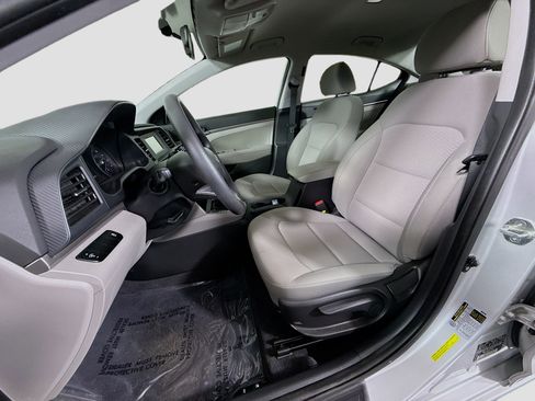 Used 2019 Hyundai Elantra SE image 21