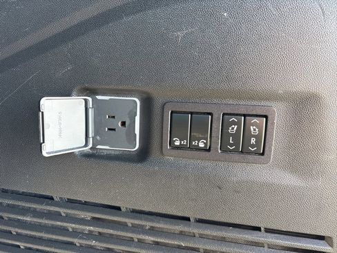 Used 2023 Chevrolet Suburban Premier image 30