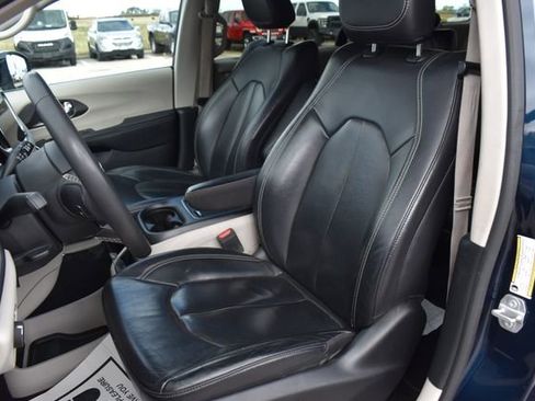 Used 2022 Chrysler Pacifica Touring-L FWD image 13
