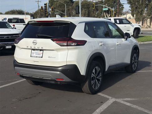 Used 2023 Nissan Rogue SV image 4