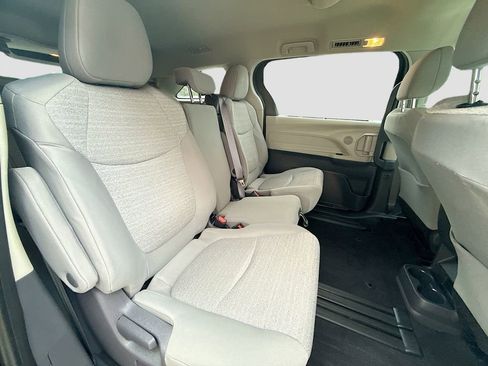 Used 2021 Toyota Sienna LE image 28