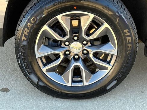 Used 2021 Chevrolet Suburban LT image 9