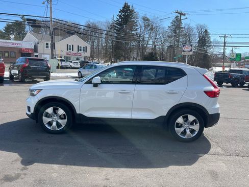 Used 2019 Volvo XC40 T5 Momentum image 2