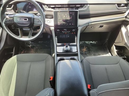 Used 2025 Jeep Grand Cherokee Laredo X RWD image 9