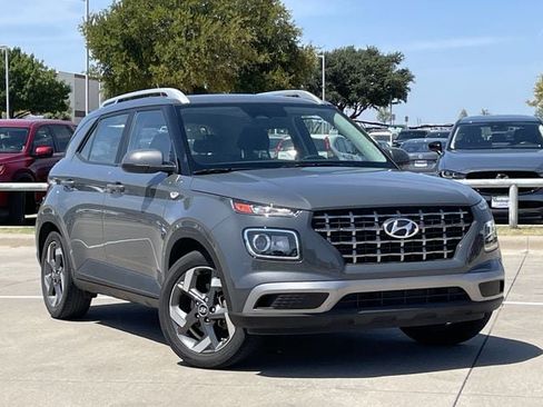 Used 2024 Hyundai Venue SEL FWD image 2