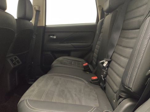 Used 2020 Mitsubishi Outlander SE FWD image 18