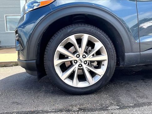 Used 2023 Ford Explorer Platinum w/ Technology Package AWD/4WD image 4