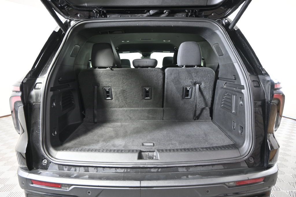 Used 2024 Chevrolet Traverse LT w/ Enhanced Driving Package AWD/4WD image 17