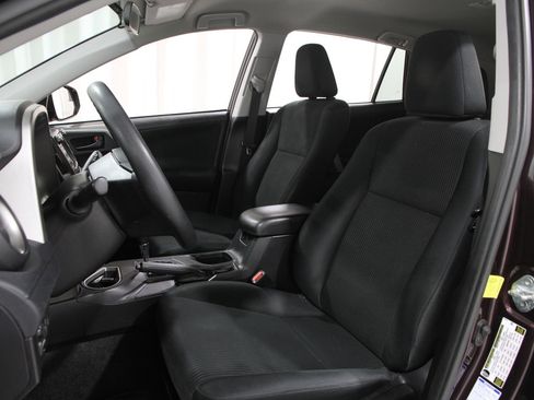 Used 2018 Toyota RAV4 LE image 5