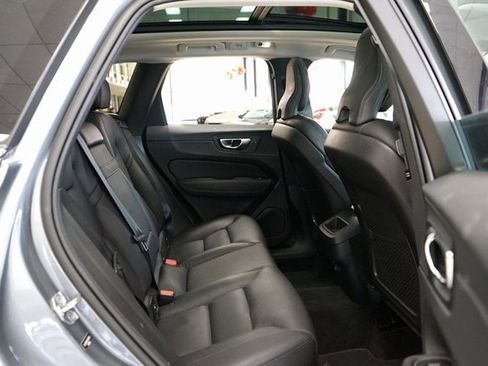 Used 2020 Volvo XC60 T5 Momentum image 13