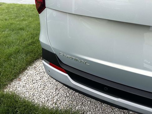 Used 2025 Kia Carnival EX FWD image 5
