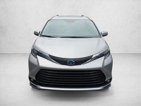 Used 2025 Toyota Sienna XLE image 2