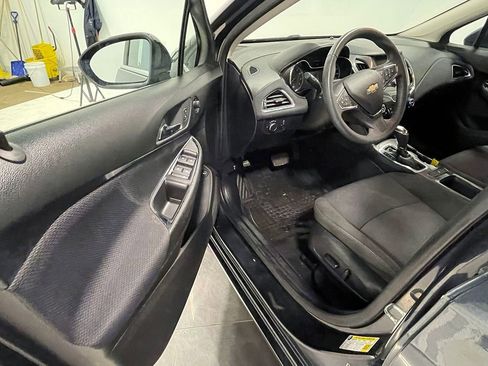 Used 2018 Chevrolet Cruze LT w/ Convenience Package FWD image 18