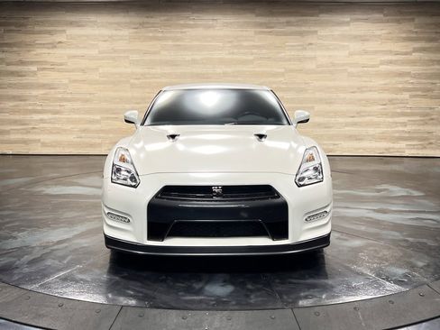 Used 2016 Nissan GT-R Premium image 9