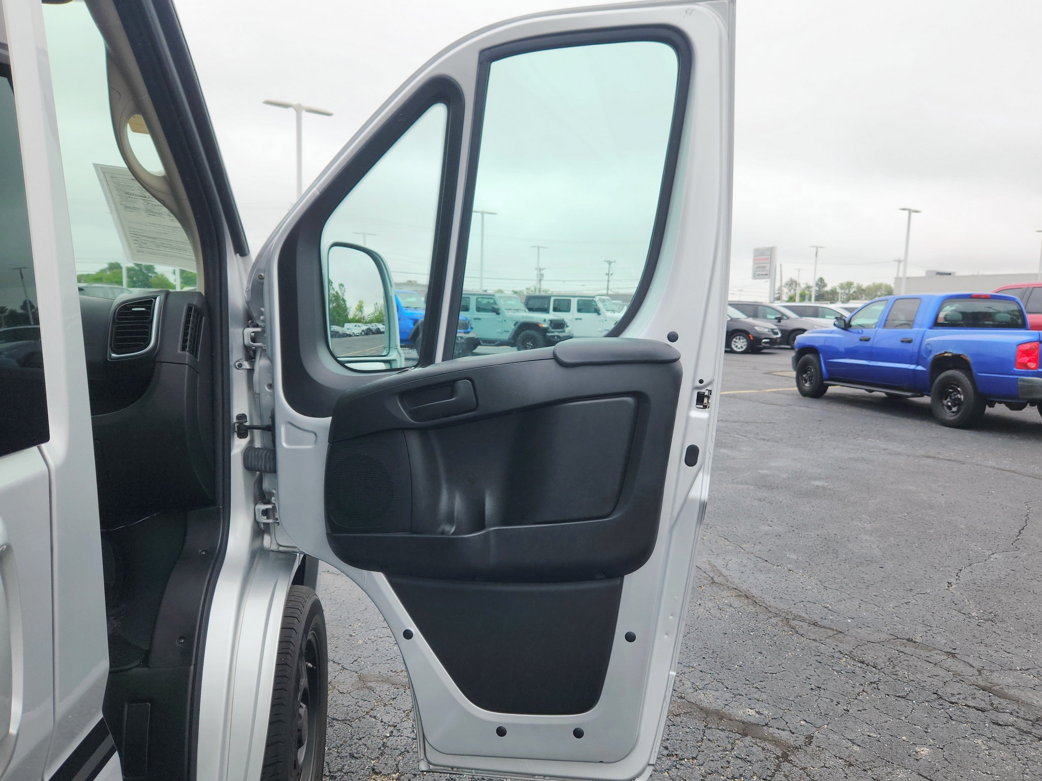 Used 2023 RAM ProMaster 2500 w/ Premium Convenience Group (B) FWD image 35