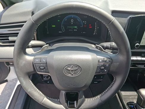 Used 2025 Toyota Camry SE FWD image 19