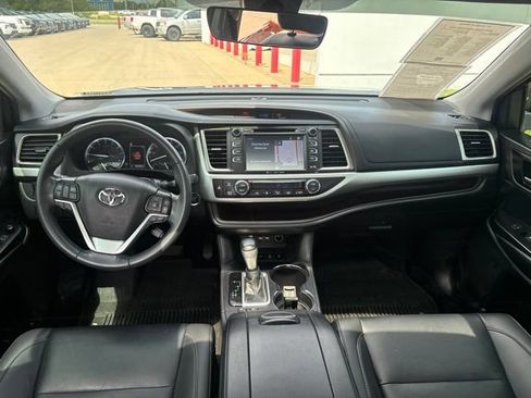 Used 2019 Toyota Highlander XLE AWD/4WD image 29