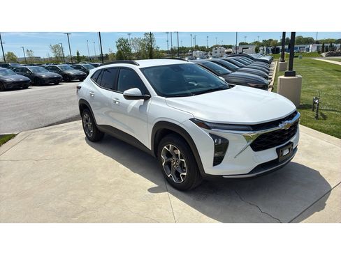 Used 2025 Chevrolet Trax LT w/ LT Convenience Package FWD image 7