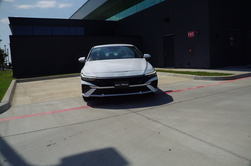 New 2026 Hyundai Elantra Hybrid FWD image 2