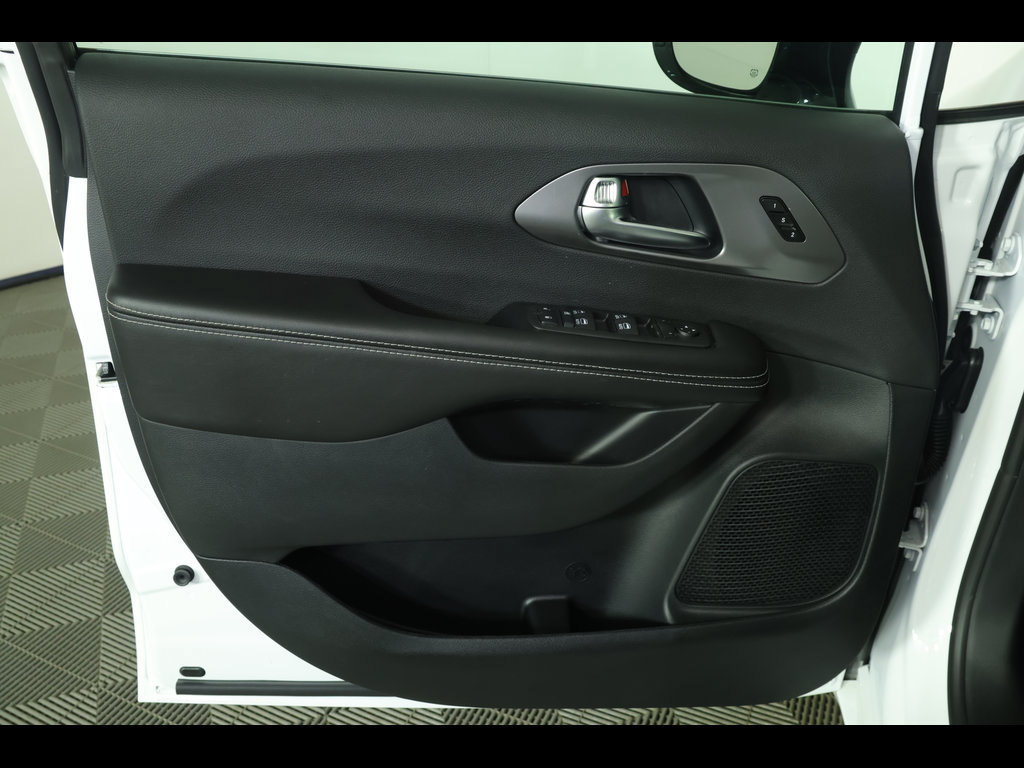 New 2026 Chrysler Pacifica Select FWD image 19
