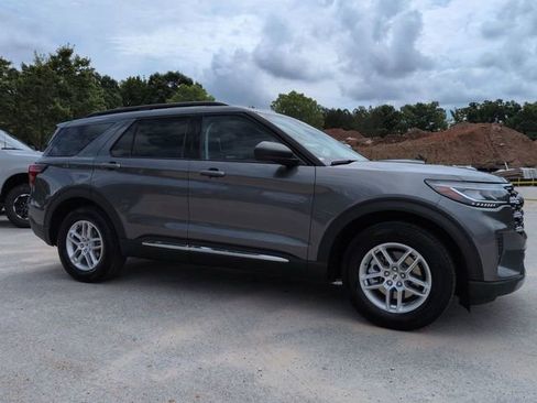 Certified 2025 Ford Explorer Active RWD image 2