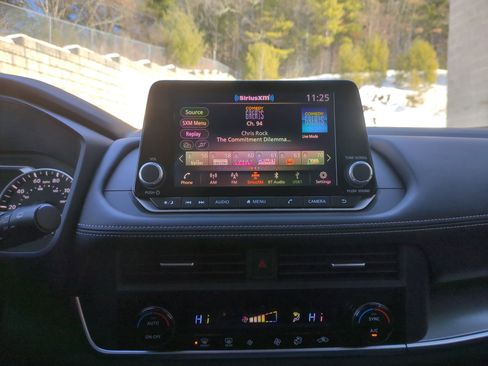 Used 2025 Nissan Rogue SV image 10