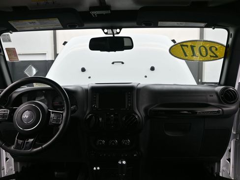 Used 2017 Jeep Wrangler Unlimited Sahara image 14