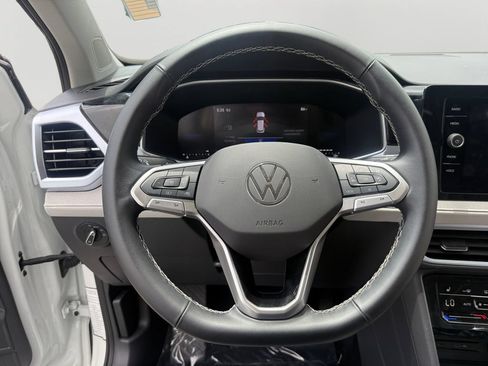 Used 2025 Volkswagen Taos SE AWD/4WD image 12